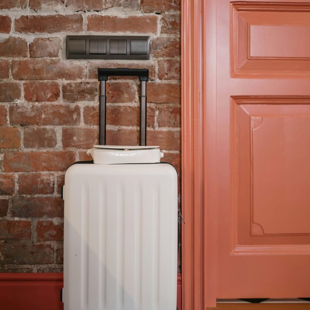 Arrivée d'un voyageur devant un logement Airbnb