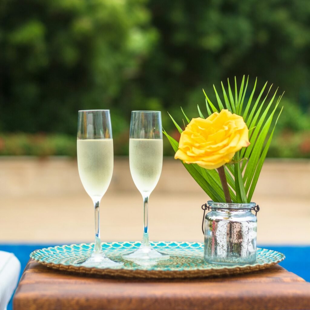 Produits d'accueil et table dressée pour l'arrivée des voyageurs