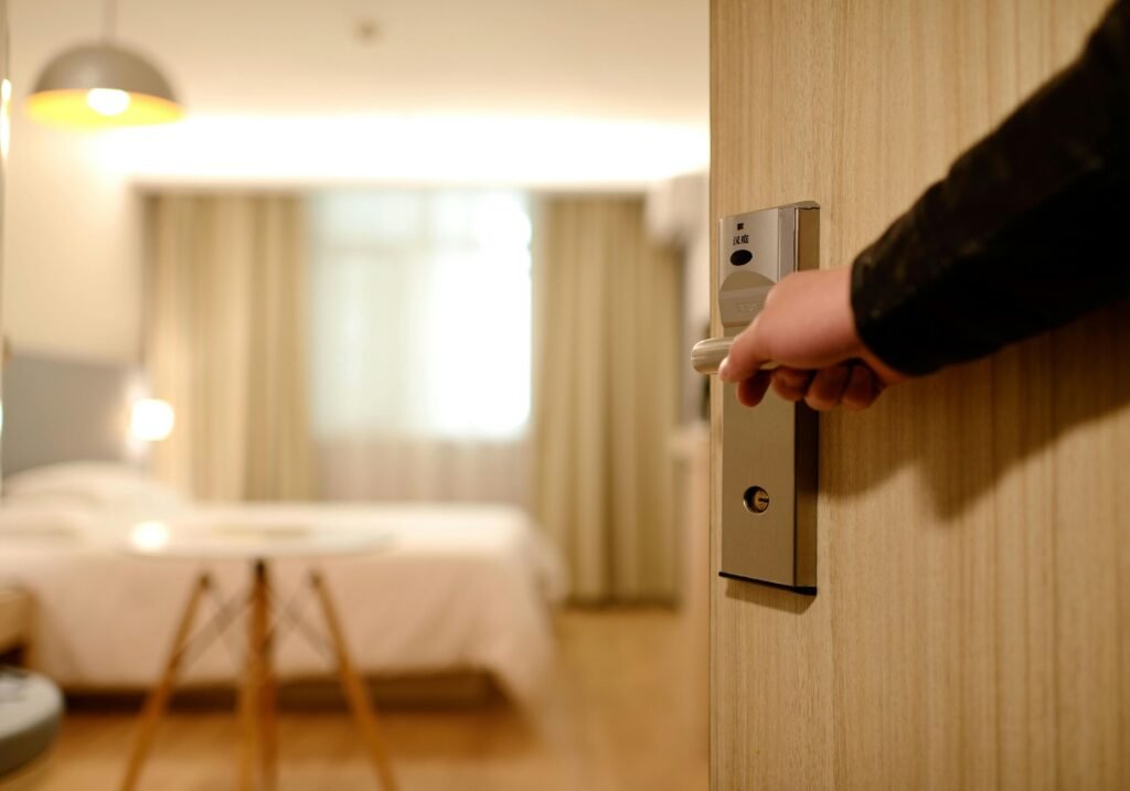 Remise des clés et accueil des voyageurs dans un appartement à Niort