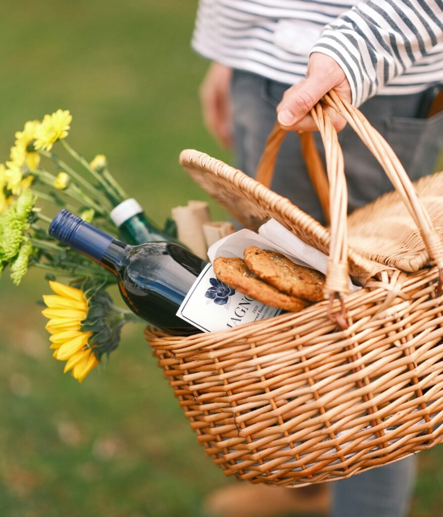 Panier de produits d'accueil locaux préparé pour les voyageurs